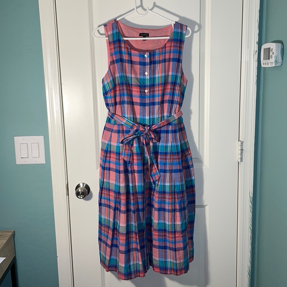 It has pockets!! Lightweight  summer dress.